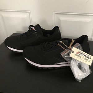 -NEW- Brooks CHARIOT Sneakers